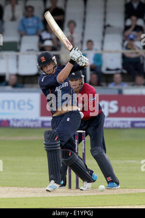 Canterbury, UK. 11. Juni 2014. Tom Westley in Aktion zu zucken, wie Sam Billings während der Natwest T20 Blast Spiel zwischen Spitfires Kent und Essex Adler bei The Essex The Spitfire Boden Credit blickt auf: Action Plus Sport/Alamy Live News Stockfoto