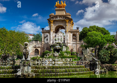 Brunnen mit Wasserfall im Parc De La Ciutadella oder Ciutadella Park, Barcelona, Katalonien, Spanien Stockfoto
