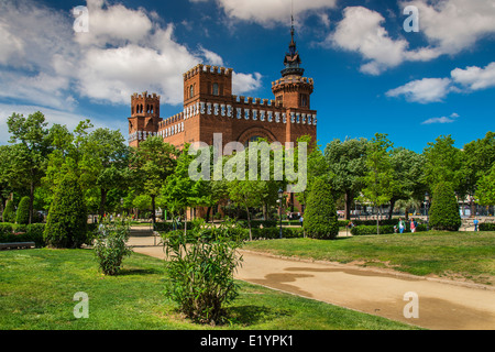 Parc De La Ciutadella oder Ciutadella Park mit Burg der drei Drachen oder Castell Dels Tres Dragons hinter Barcelona, geren Stockfoto