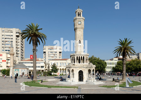Die reich verzierten osmanischen Uhrturm gebaut in 1901and befindet sich in Konak Square, Izmir Türkei. Auf der linken Seite ist die Moschee. Stockfoto