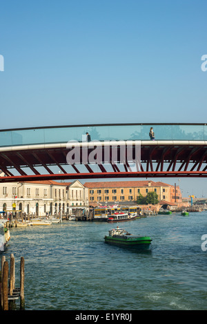 Die Ponte della Costituzione (Verfassung Brücke), aka Calatrava-Brücke über den Canal Grande an der Piazzale Roma in Venedig, Italien Stockfoto