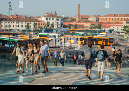Touristen auf der Ponte della Costituzione aka Calatrava-Brücke mit Blick auf den zentralen Busbahnhof an der Piazzale Roma in Venedig, Italien Stockfoto