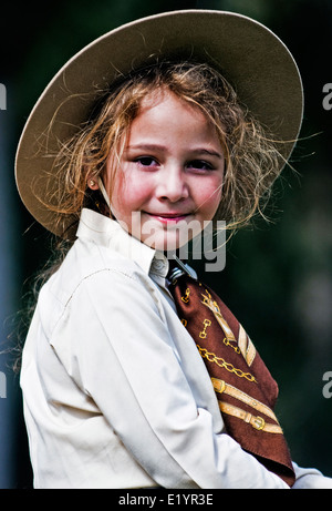 Junges Mädchen beteiligt sich das jährliche Festival "Patria Gaucha" in Tacuarembo, Uruguay Stockfoto