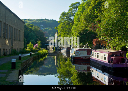 Boote auf dem Rochdale Kanal in Hebden Bridge, Calderdale, West Yorkshire, England UK Stockfoto