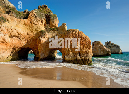 Felsformationen in Praia Dos Tres Irmãos, Alvor Stockfoto