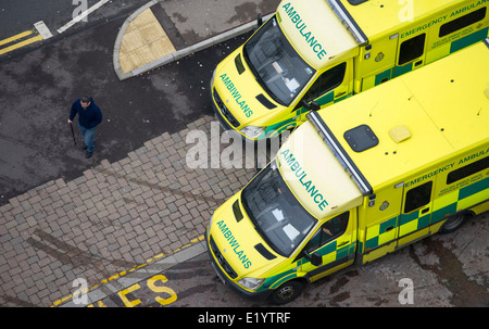 Zwei Welsh Ambulance Service Krankenwagen. Stockfoto