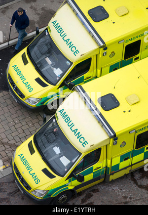 Zwei Welsh Ambulance Service Krankenwagen von oben gesehen. Stockfoto