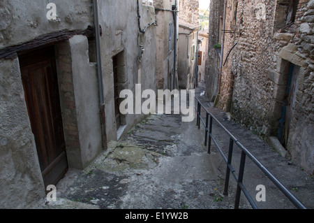 Rue Rochefort, eine schmale steile Gasse mit bröckeln alte Häuser auf beiden Seiten, das historische Stadtzentrum von Crest hinunter. La Drôme, Frankreich. Stockfoto