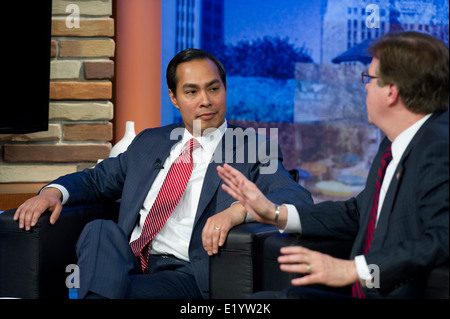 San Antonio Bürgermeister Julian Castro, links, Debatten freimütig Texas Senator Dan Patrick auf Fragen der Einwanderung in San Antonio, Texas. Stockfoto