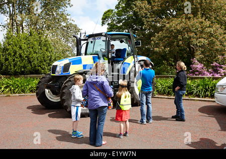 PSNI Battenberg Livree Traktor auf Anzeigen Bangor-Nordirland Stockfoto