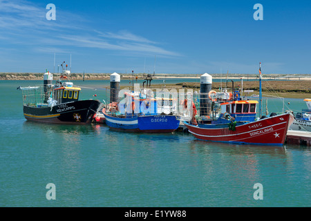 Portugal, der Ost-Algarve, Santa Luzia Angelboote/Fischerboote und Dorf in der Nähe von Tavira Stockfoto