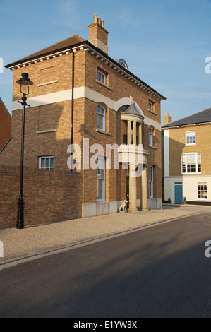 Ein hübscher Neustadt-Haus in Wadebridge Square, Teil von Prinz Charles schrulligen experimentieren in der modernen Stadtplanung. Verkehrssysteme, Dorchester, Dorset, UK. Stockfoto