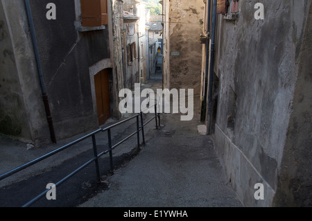 Rue Rochefort, eine schmale steile Gasse mit bröckeln alte Häuser auf beiden Seiten, das historische Stadtzentrum von Crest hinunter. La Drôme, Frankreich. Stockfoto