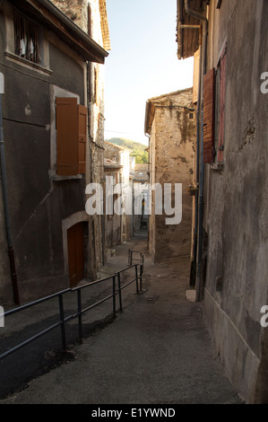 Rue Rochefort, eine schmale steile Gasse mit bröckeln alte Häuser auf beiden Seiten, das historische Stadtzentrum von Crest hinunter. La Drôme, Frankreich. Stockfoto