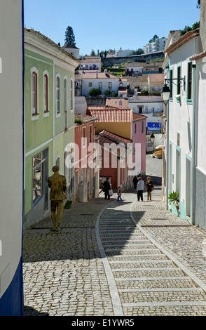 Portugal, Algarve, Tavira Dorf gepflasterten Straße, Gebäude, Häuser und eine Straße Skulptur Stockfoto