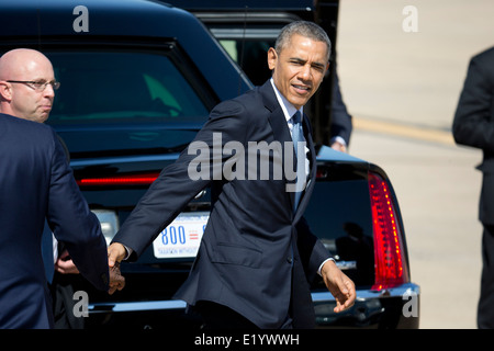 Präsident Barack Obama schüttelt Hände mit ehemaligen Handelsbeauftragte Ron Kirk (ganz links) wie er am Flughafen Austin TX kommt Stockfoto