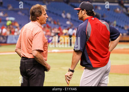 St. Petersburg, Florida, USA. 11. Juni, spricht 2014.Tony La Russa, Jr., links, mit St. Louis Cardinals-Manager Mike Matheny (22) vor dem Start von den St. Louis Cardinals gegen die Tampa Bay Rays im Tropicana Field am Mittwoch, 11. Juni 2014. © ZUMA Press, Inc/Alamy Live News Stockfoto