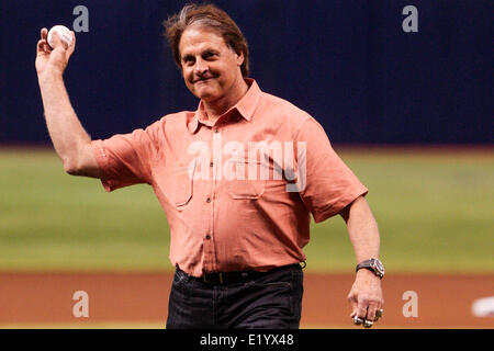 St. Petersburg, Florida, USA. 11. Juni wirft 2014.Tony La Russa, Jr. den zeremoniellen ersten Pitch von den St. Louis Cardinals gegen die Tampa Bay Rays im Tropicana Field auf Mittwoch, 11. Juni 2014. © ZUMA Press, Inc/Alamy Live News Stockfoto