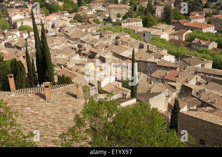 Mit Blick auf die malerische ungeordnete Dächer des alten historischen französischen Stadt des Wappens, von einem hohen Aussichtspunkt auf den Burgmauern. La Drôme, Frankreich. Stockfoto