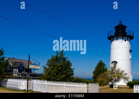 Osten Leuchtturm Chop sitzt auf Telegraph Hill von einem lattenzaun auf Martha's Vineyard. Stockfoto