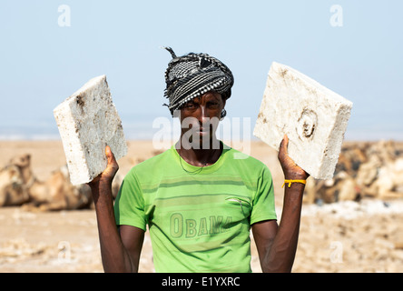 Salzgewinnung in See Asale in der Danakil-Senke. Stockfoto