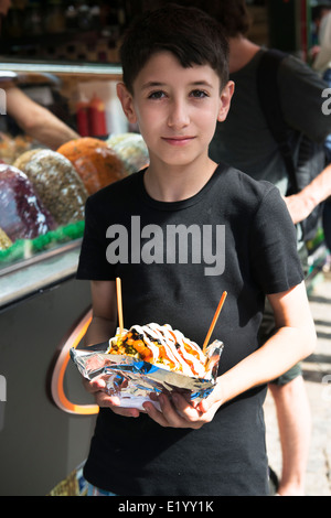 Kumpir (eine Mega große Ofenkartoffel gefüllt mit vielen leckeren Füllungen) Kartoffel ist eine sehr beliebte street Food in Ortakoy, Istanbul Stockfoto