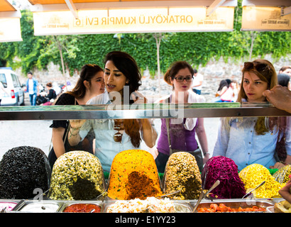 Kumpir (eine Mega große Ofenkartoffel gefüllt mit vielen leckeren Füllungen) Kartoffel ist eine sehr beliebte street Food in Ortakoy, Istanbul Stockfoto