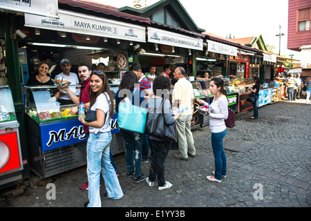 Kumpir (eine Mega große Ofenkartoffel gefüllt mit vielen leckeren Füllungen) Kartoffel ist eine sehr beliebte street Food in Ortakoy, Istanbul Stockfoto