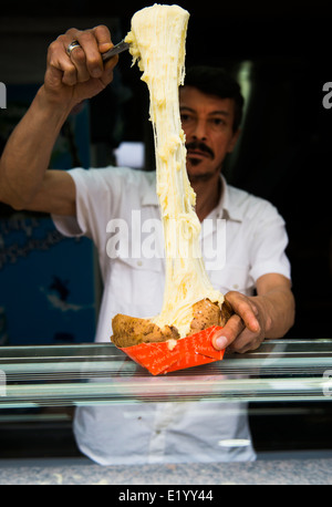 Kumpir (eine Mega große Ofenkartoffel gefüllt mit vielen leckeren Füllungen) Kartoffel ist eine sehr beliebte street Food in Ortakoy, Istanbul Stockfoto