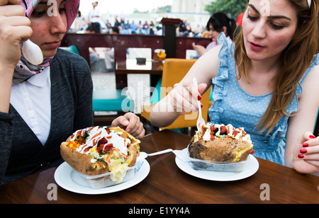 Kumpir (eine Mega große Ofenkartoffel gefüllt mit vielen leckeren Füllungen) Kartoffel ist eine sehr beliebte street Food in Ortakoy, Istanbul Stockfoto