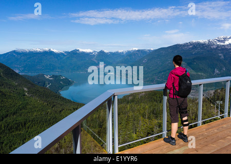 Summit Lodge anzeigen Deck, Blick auf Howe Sound Fjord. Sea to Sky Gondola, Squamish, British Columbia, Kanada. Stockfoto