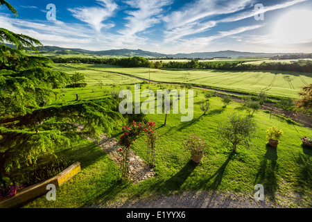 Sonnenuntergang über dem grünen Tal in der Toskana Stockfoto