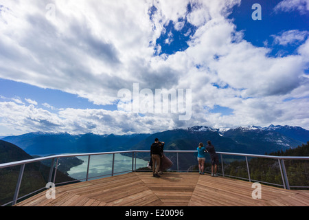 Summit Lodge anzeigen Deck, Blick auf Howe Sound Fjord. Sea to Sky Gondola, Squamish, British Columbia, Kanada. Stockfoto