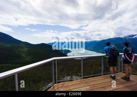 Summit Lodge anzeigen Deck, Blick auf Howe Sound Fjord. Sea to Sky Gondola, Squamish, British Columbia, Kanada. Stockfoto