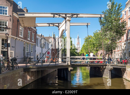 Amsterdam Groenburgwal Kanal mit Staalmeesters Zugbrücke und Zuiderkerk, South Church. Stockfoto