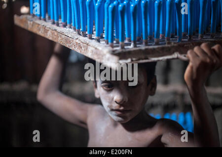 Rockig, im Alter von 7, arbeitet in einer Ballon-Fabrik. --Kinderarbeiter in Bangladesch verdienen nicht mehr als USD pro Woche, 06:00 bis 17:00 Arbeit jeden Tag arbeiten. Ihr Einkommen ist zu ihren Eltern von der Fabrikmanager gegeben. Die meisten von ihnen sind unter dem Alter von 10. In Bangladesch mehr als ein Drittel der Bevölkerung ist jünger als 18 Jahre und fast 7 Millionen Kinder zwischen fünf und 14 Jahren haben, damit ihre Familien überleben können. Armut führt viele Familien hier, ihre Kinder zur Arbeit schicken und niedrigen Durchsetzung der Arbeit hier ist zu hart. Kind inländischen Service ist eine weit verbreitete Praxis in Bangladesch. Die Mehrheit der Stockfoto