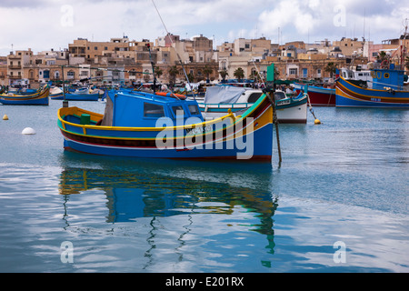 Hölzerne Fischerboote im Hafen von Marsaxlokk, Malta, Stockfoto