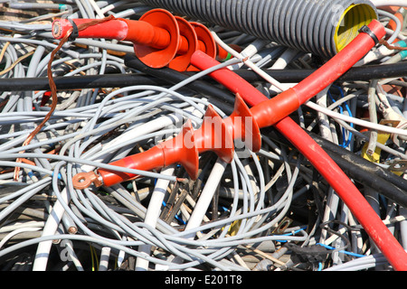 unglaubliche Gewirr von elektrischen Leitungen aus Kupfer in einer Deponie Stockfoto