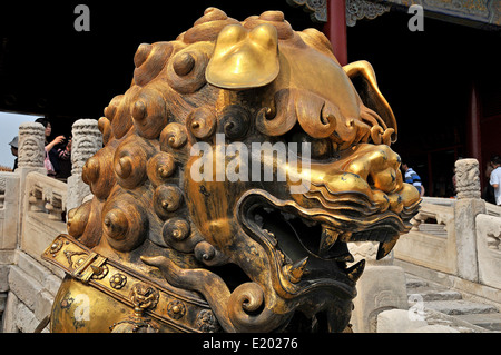 Symbolische Löwen bewachen in der verbotenen Stadt. Beijing. China Stockfoto