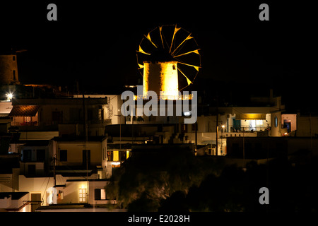 Traditionelle Windmühle auf dem Berg Dorf Vivlos, Naxos, Kykladen, Griechenland Stockfoto