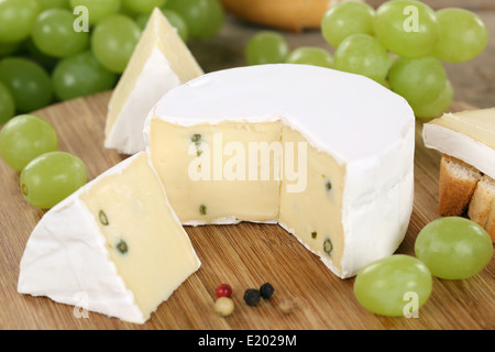 Käseplatte mit Weichkäse wie Camembert oder Brie auf einem Holzbrett Stockfoto