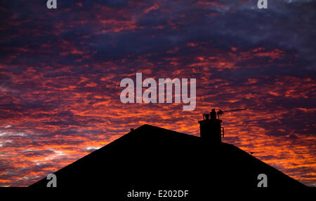 Billingham, Nord-Ost-England, Vereinigtes Königreich. 12. Juni 2014. Der Himmel explodiert mit Farbe bei Sonnenaufgang als das warme und sonnige Wetter anhält, für einen anderen Tag. Bildnachweis: ALANDAWSONPHOTOGRAPHY/Alamy Live-Nachrichten Stockfoto