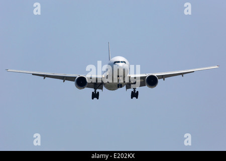 Ein Flugzeug auf Ansatz kurz vor der Landung während einer Reise Stockfoto