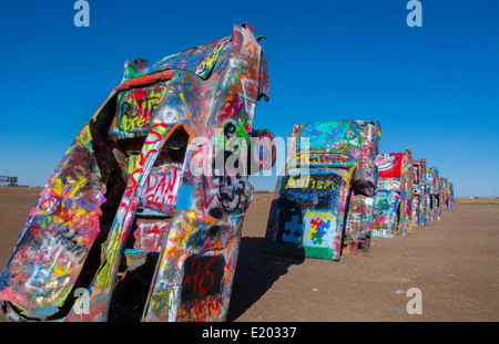 Amarillo Texas berühmt Cadillac Ranch von Route 66 grafischen Blick auf alten Cadillacs Buiried im Boden auf Rt 66 Stockfoto