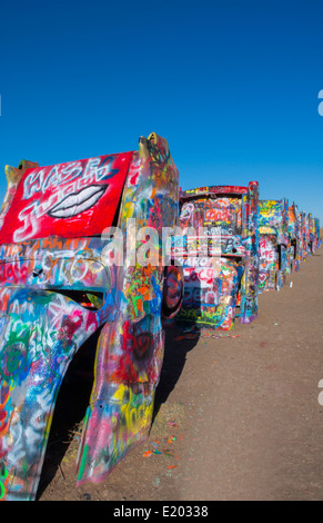 Amarillo Texas berühmt Cadillac Ranch von Route 66 grafischen Blick auf alten Cadillacs Buiried im Boden auf Rt 66 Stockfoto
