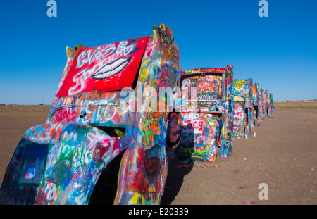 Amarillo Texas berühmt Cadillac Ranch von Route 66 grafischen Blick auf alten Cadillacs Buiried im Boden auf Rt 66 Stockfoto