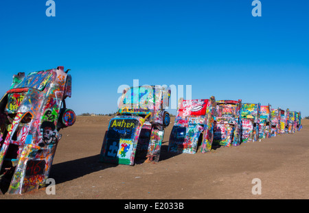 Amarillo Texas berühmt Cadillac Ranch von Route 66 grafischen Blick auf alten Cadillacs Buiried im Boden auf Rt 66 Stockfoto