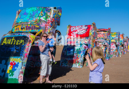 Amarillo Texas berühmt Cadillac Ranch mit Familie fotografieren von Route 66 alten Cadillacs begraben im Boden auf Rt 66 8 Stockfoto