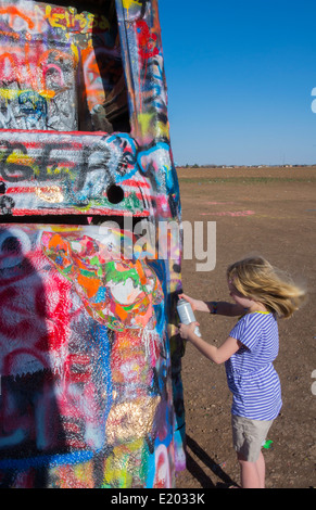 Amarillo Texas berühmt Cadillac Ranch Kind Lackiernebel von Route 66 alten Cadillacs begraben im Boden auf Rt 66 8 Stockfoto