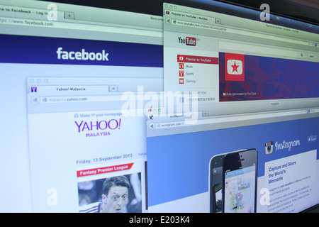 Foto von Facebook, Youtube, Instagram und Yahoo Homepage auf einem Bildschirm. Es gibt berühmte Websitein der Welt Stockfoto